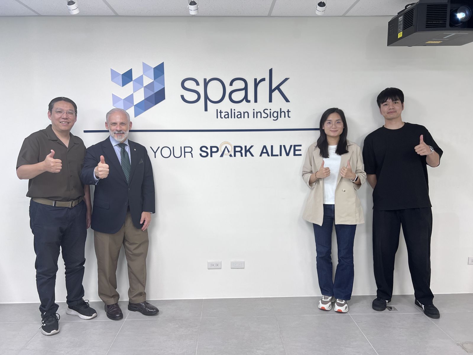 台北義大利商會副會長陳歷世(Chris Cottorone)與 Spark 團隊合影,雙方就 AI 影像科技與企業智慧營運應用進行交流。